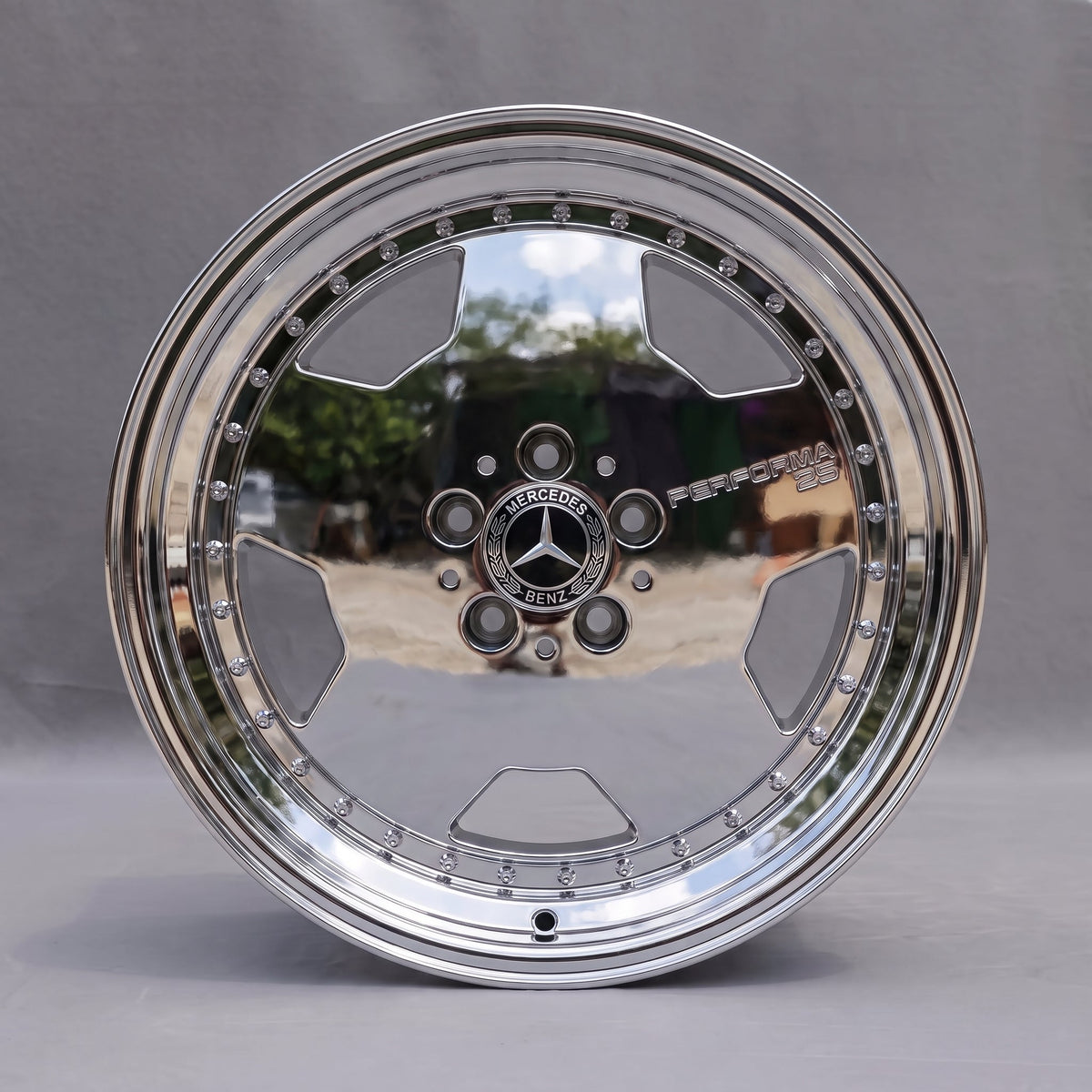 18-inch chrome AMG-style monoblock wheel, front face — mirror chrome with engraved detailing and Mercedes-Benz center cap